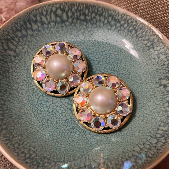 Carolee Pearl and Aurora Borealus Crystal Elegant Gold Clip On Earrings - Picture 5 of 12